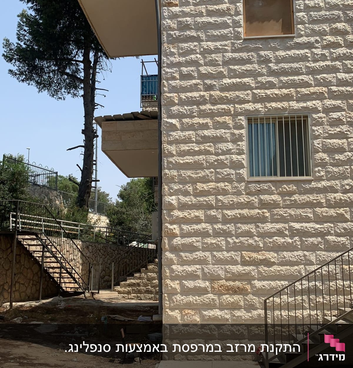 העבודה בהסתכלות מזרחה, תוך כדי הסתרה מירבית של הצינור למי שמגיע לבנין.